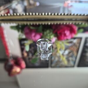 Elegant Silver Ring with Clear Gemstone